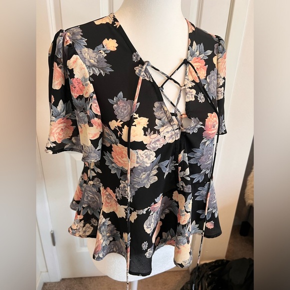 Urban Outfitters / Kimchi Blue Floral Tee, Size S - Picture 1 of 4